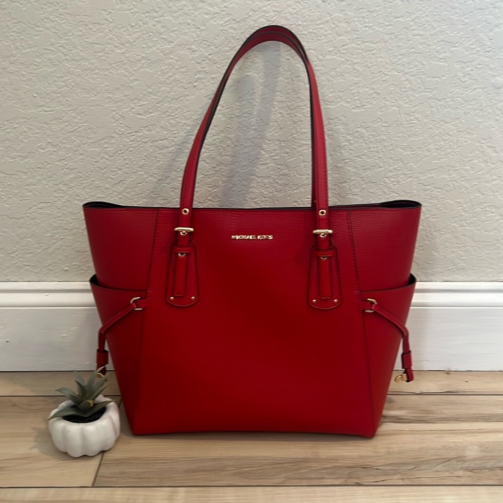 Michael Kors Voyager Tote Red ❤️